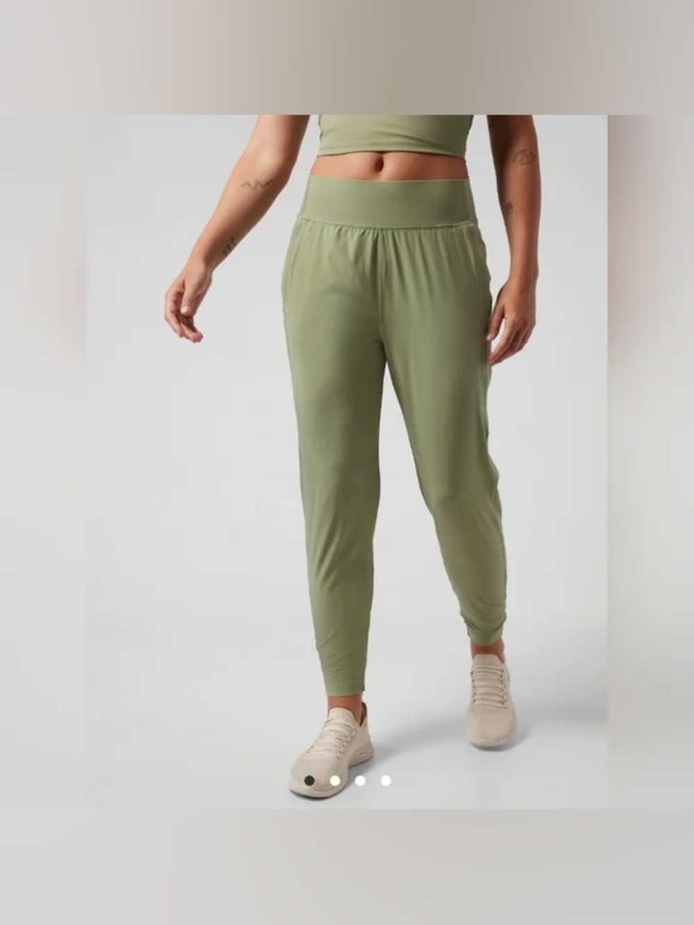 ATHLETA | RUN IT PANT JOGGER PANTS MEDIUM IN EUCALYPTUS OLIVE GREEN MID RISE